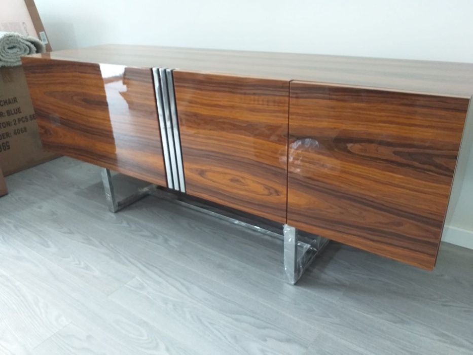 Móvel Tv 4 Portas Pau Ferro Alto Brilho e Inox Polido