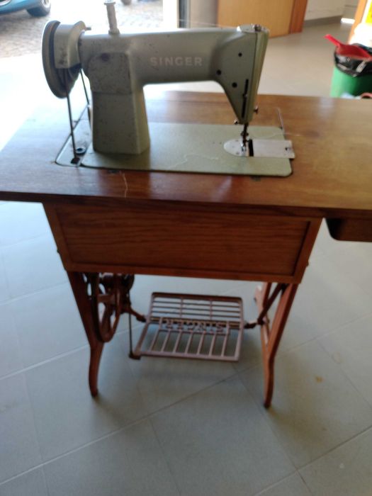 Máquina de costura a coser bem