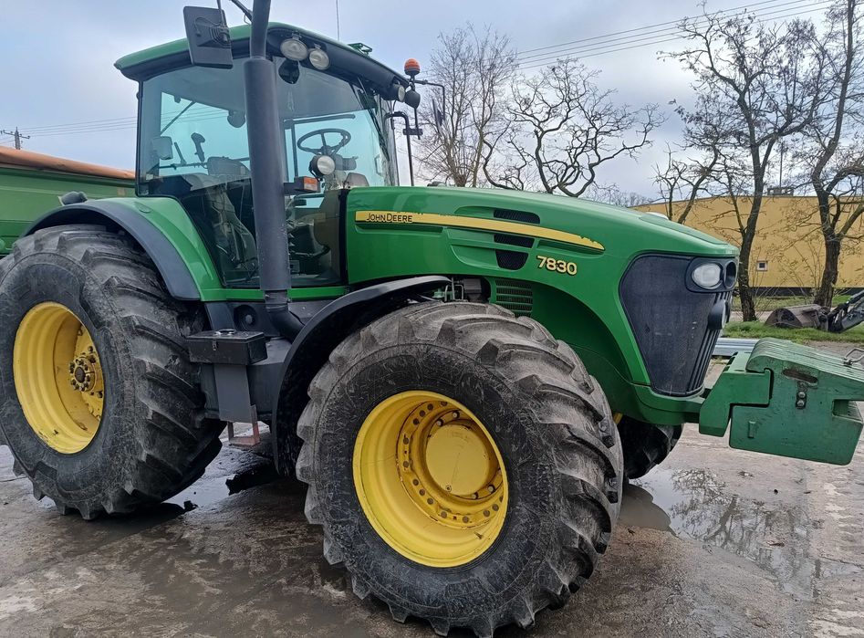 John Deere 7830 .
