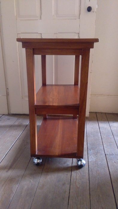 Mesa de apoio com rodas