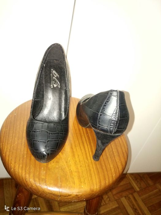 Sapatos pretos, saltos alto, pele,made Portugal,como novos!