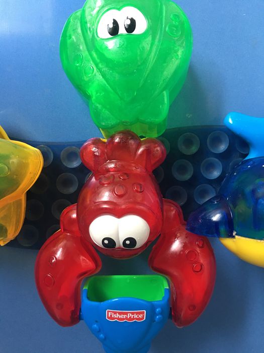 Игрушка на присосках в ванну
