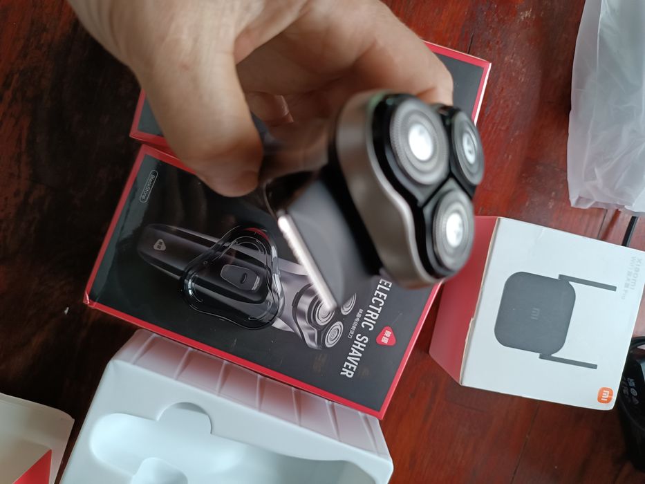 Бритва на три плавающиз лезвиях, есть нож для выравнивания висков