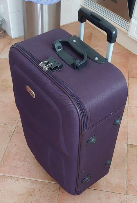 MALA DE VIAGEM DE PORÃO. Casa Quarto Mudanças Viajar.