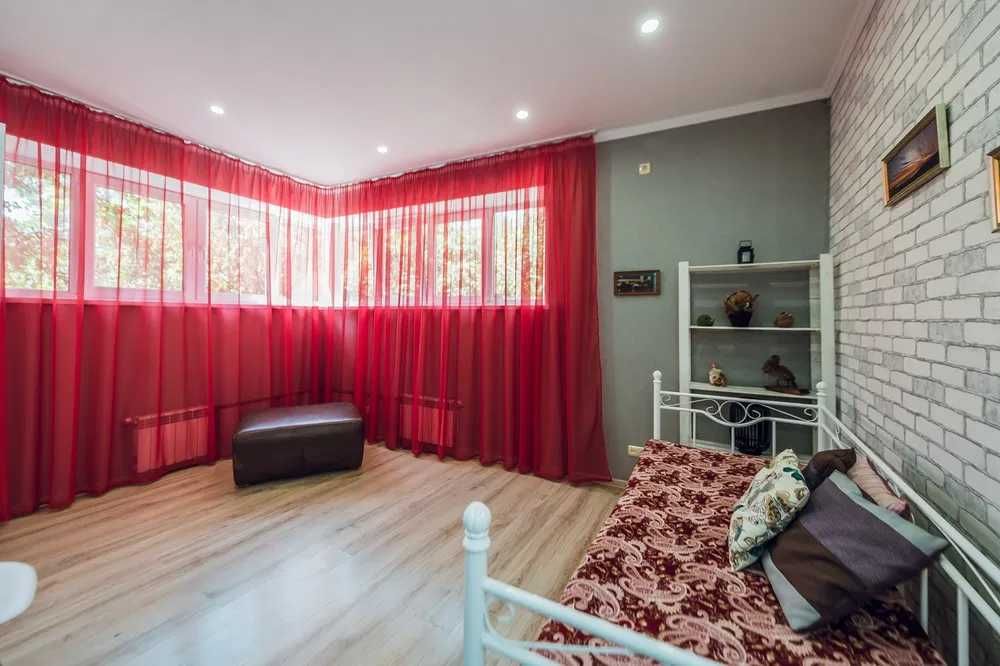 77 Будинок в парку "Сирецький Гай " басейн мангал музика альтанка