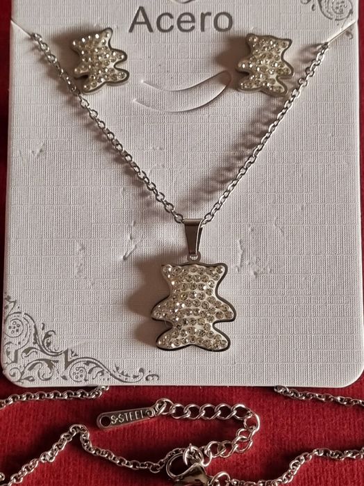 Conjunto prateado (colar e brincos), em aço, do ursinho com zirconias.