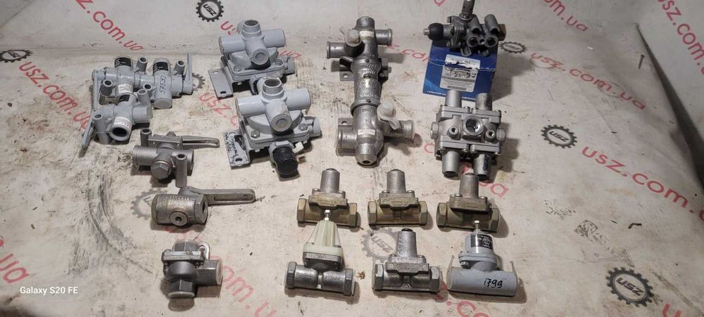 Воздухораспределитель/Клапан/Кран тормозной КАМАЗ МАЗ ЗИЛ КрАЗ Прицепы