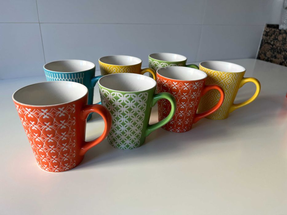Conjunto de canecas e taças coloridas