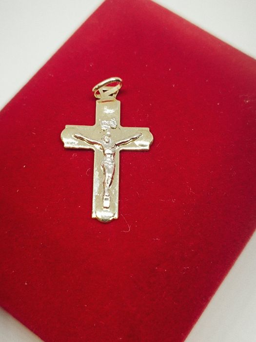 Złoty wisiorek krzyżyk z Panem Jezusem, złoto próby 585