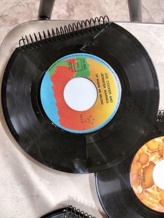 Cadernos feitos com discos de vinil single
