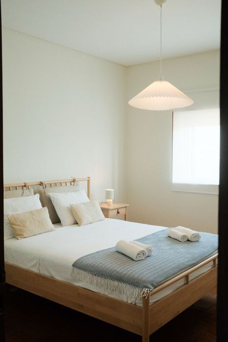 Cama com colchão e mesinha de cabeceira