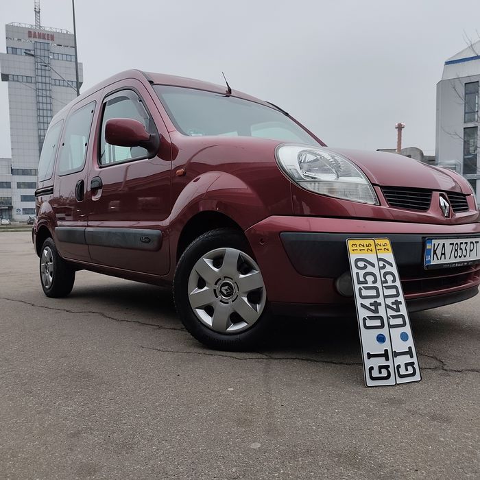 Продам Рено Кенго ОРИГИНАЛЬНЫЙ ПАССАЖИР С ДВУМЯ БОКОВЫМИ ДВЕРЯМИ, СВЕЖЕНЬКИЙ, УХОЖЕНЫЙ. Только приехал из Германии, растаможен и поставлен на учёт. Состояние ПРОСТО БОМБА! Двигатель, сухой, не работает - ШЕПЧЕТ!  Самый мощный в данной модели -1.6 литра 16 клапанов (95 лошадок), не едет - ЛЕТИТ! Комплектация просто шик - с кондиционером, эл.пакетом, подогревами сидений, релингами и аэробоксами... Кузов  без ДТП, сколов и царапин, на ржавчину нет даже намека! Салон КАК НОВЫЙ! К ходовой - не придерешся! По электрике работает всё до мельчайшией лампочки, нет ни одной ошибки! Цвет - ГРАНАТОВЫЙ МЕТАЛЛИК смотрится О-О-О-ЧЕНЬ прикольно!
  Машина в Киеве, можно посмотреть и протестировать в любое время. 
 Кто ищет живого Кенго - это ВАШ вариант. Таких экземпляров в Украине ЕДИНИЦЫ!  Продажа с полным переоформлением на нового владельца.