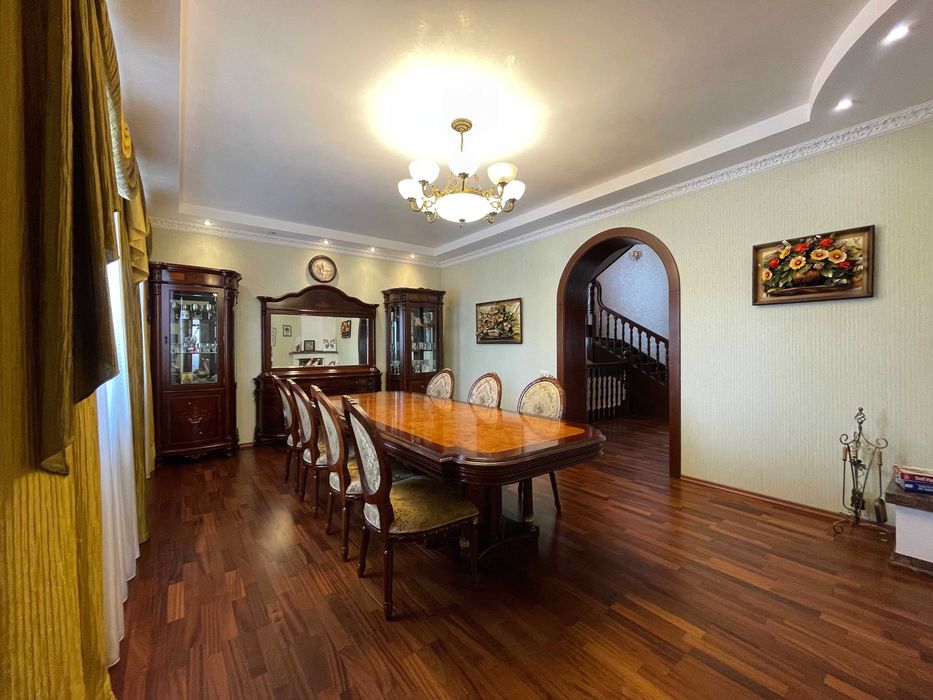ПРОДАЖ БЕЗ КОМІСІЇ. Триповерховий будинок в с. Гореничі вул Мрії Площа будинку 398,5 кв.м. Ділянка 40 соток з ландшафтним дизайном