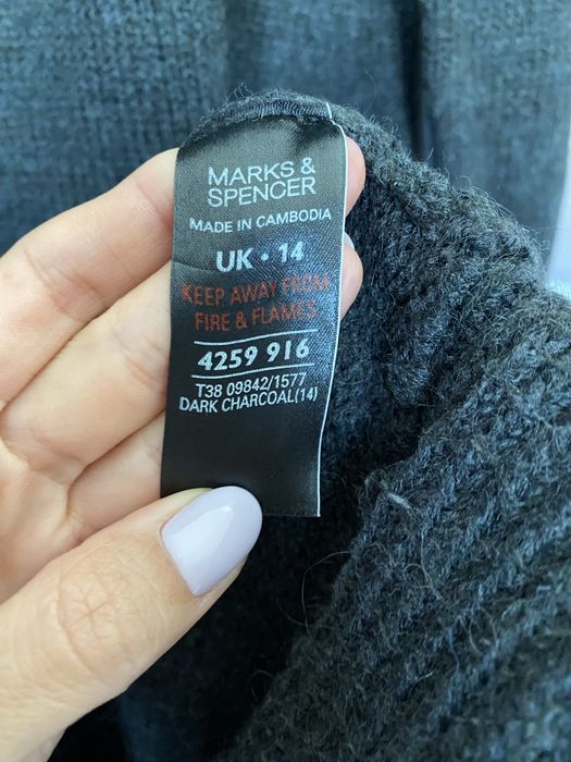 Długi sweter z asymeteycznym wykonczeniem Marks&Spencer