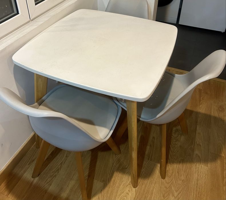 Mesa branca de refeiçao 80cm x 80 cm