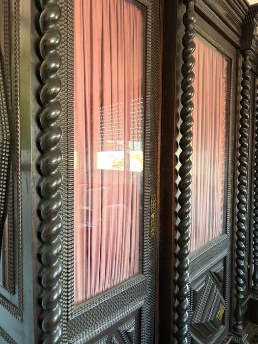 Armário antigo em madeira nobre maciça (pau-preto)