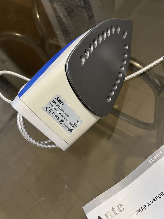 Ferro de engomar a vapor NOVO