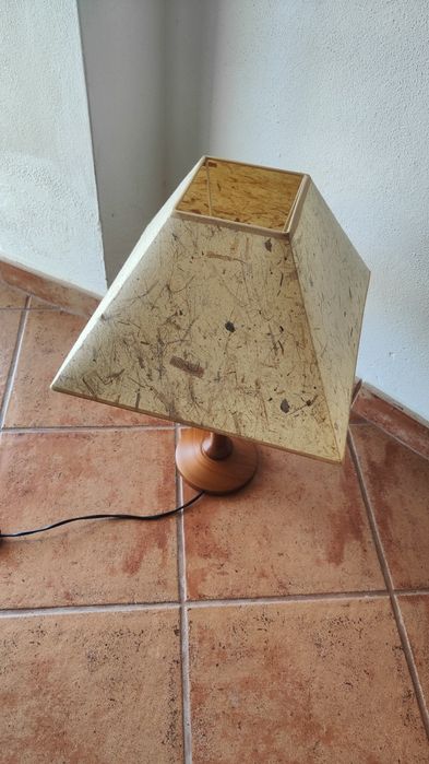 Candeeiro de mesa em madeira