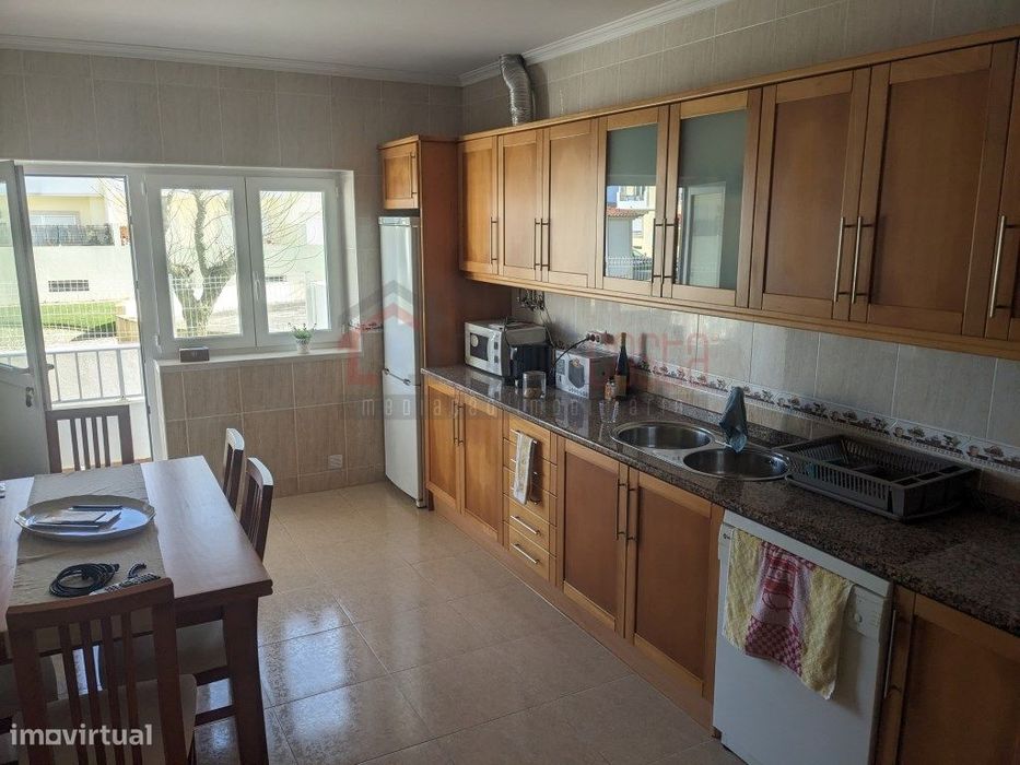 Apartamento T2 na Atouguia da Baleia para Arrendamento