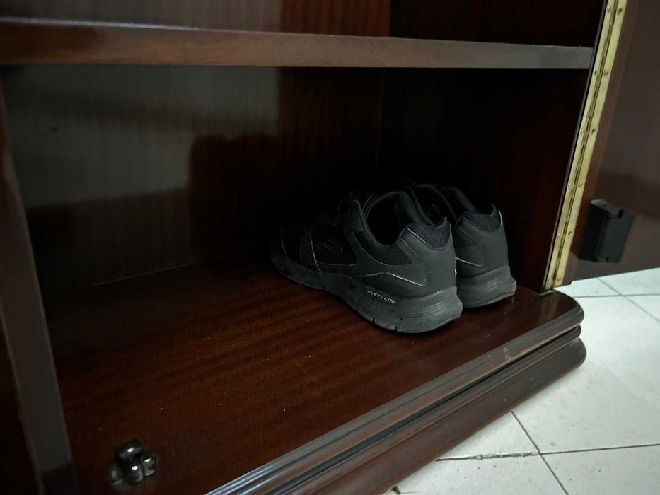 Guarda-fatos com espelho e iluminação