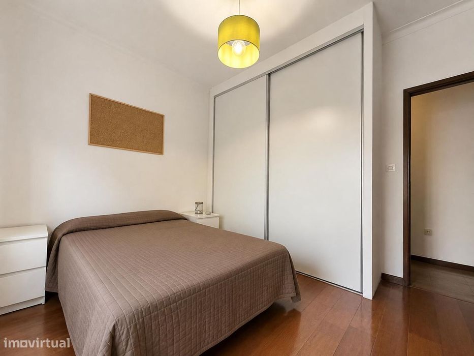 Apartamento T4 para arrendamento, situado na Rua Cândido de Oliveira