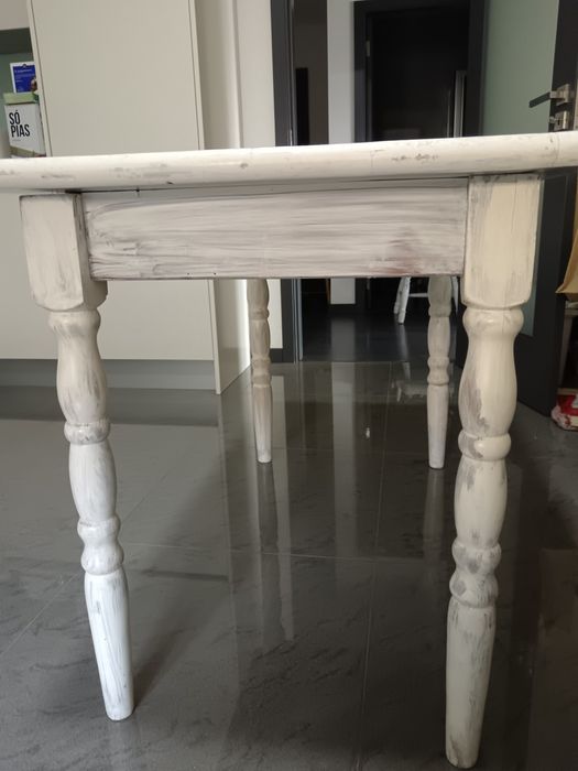 mesa de cozinha de madeira com quatro cadeiras