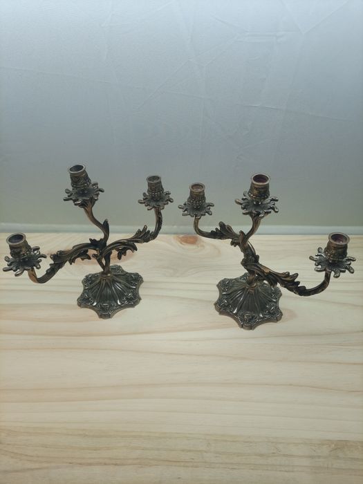 Conjunto de 2 candelabros em metal dourado