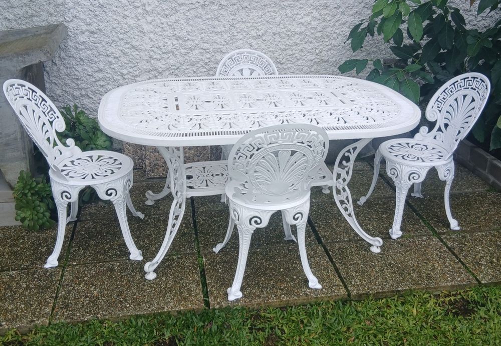 Uma mesa e 4 cadeiras de jardim