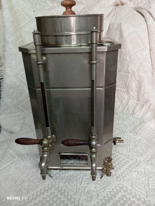 Máquina de café antiga de saco em bom estado de conservação.