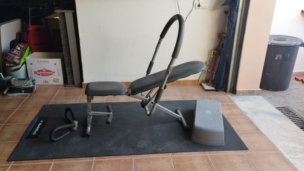 Cadeira de abdominais, step de ginástica e tapete