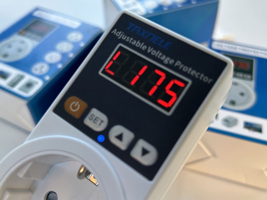 Реле напряжения в розетку 220В отсекатель Дисплей