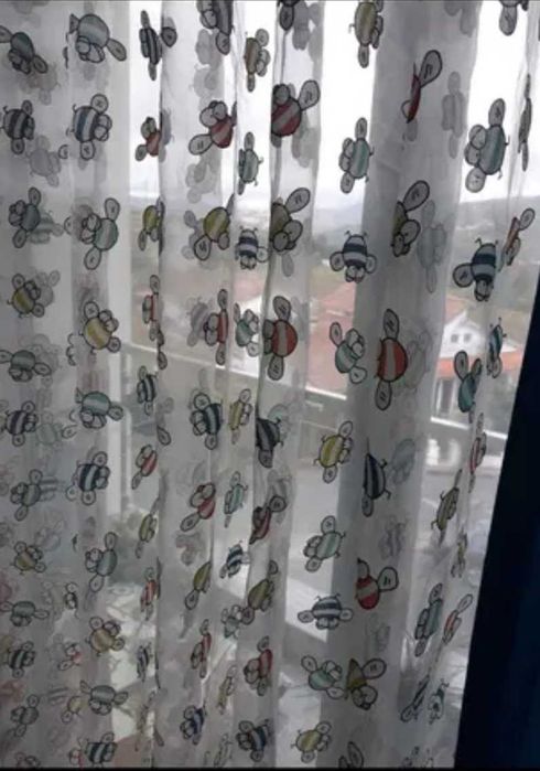 Cortina quarto criança bastante grande