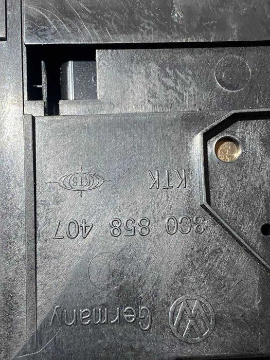 Центральний бардачок панелі Volkswagen Passat B6 3C0858407