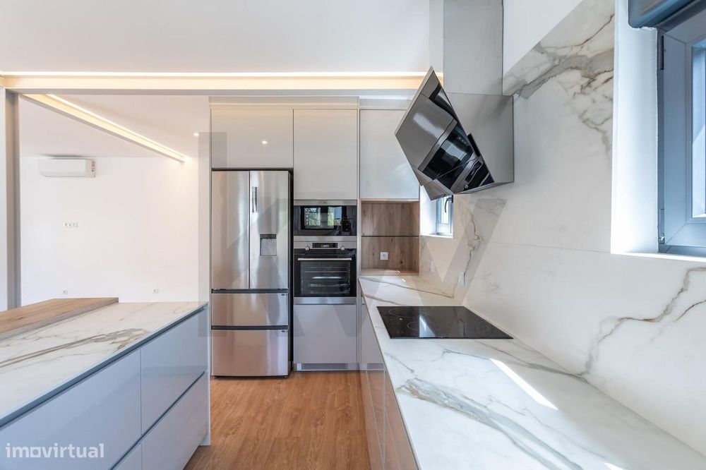 Charmosa Moradia T5 com Jardim Totalmente Remodelada -  Sassoeiros, Ca