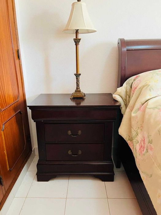 Mobília de Quarto Completa em Madeira Maciça – Cama Casal "Sleigh Bed", Cómoda e Mesinhas de Cabeceira