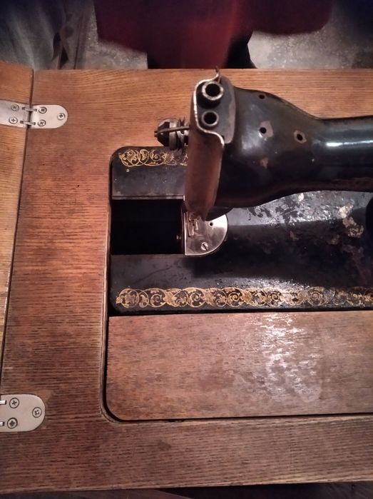 Продаю старые ножные швейные машинки