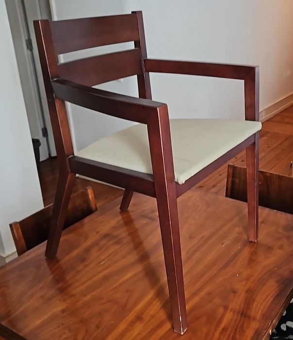 2 cadeiras em madeira