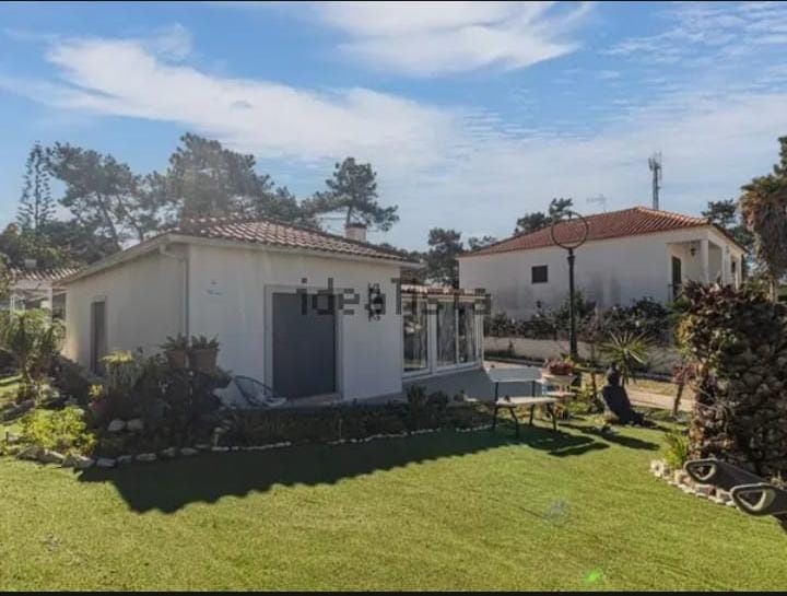 Lagoa de Albufeira. Moradia térrea com estrutura para o segundo andar.