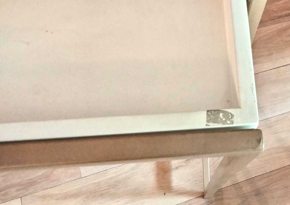 Mesa dupla em madeira branca com base em alumínio dourado