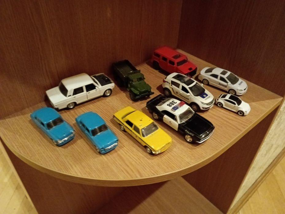 Продам колекційні машинки