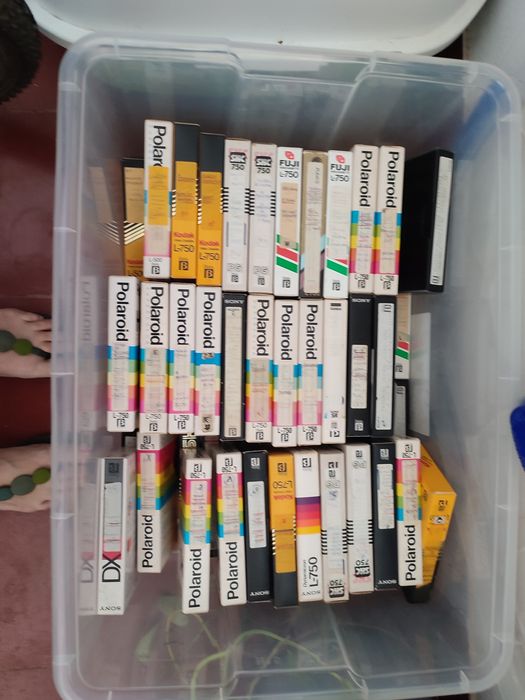Cassetes beta com diversos filmes.