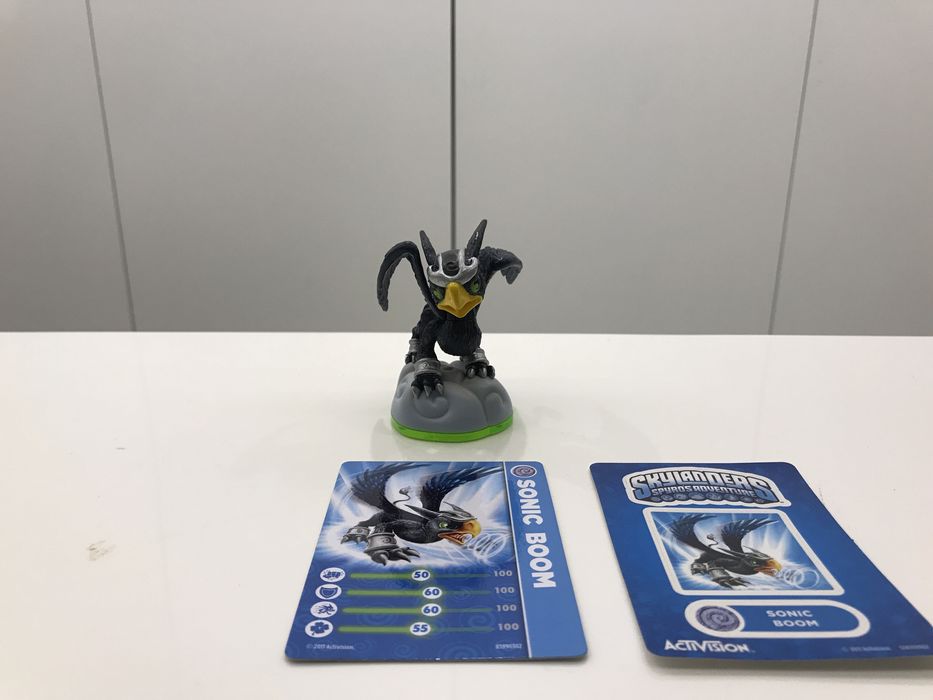 Varios Skylanders ainda com suas cartas e autocolantes