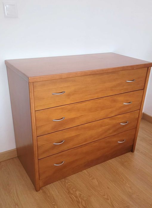 Conjunto cama de solteiro, cómoda, mesinha de cabeceira.