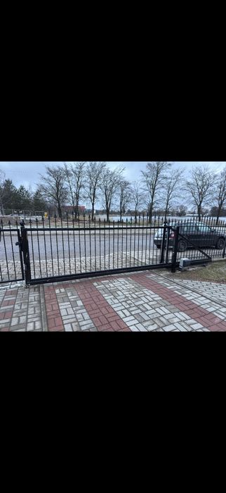 Ogrodzenie z bramą i napędem