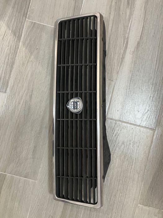 Grelha frontal Lancia Y10