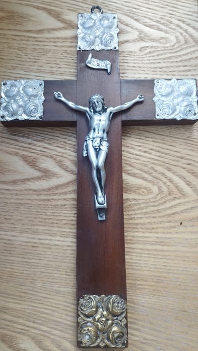 Cruz de madeira muito antiga, dá para pendurar na parede. Aproximadame