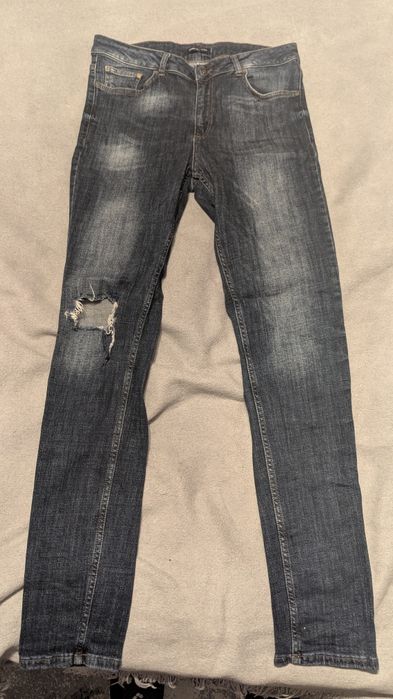 Spodnie jeansy dżinsy Pier One bawełna elastan dziura kolano 34/34