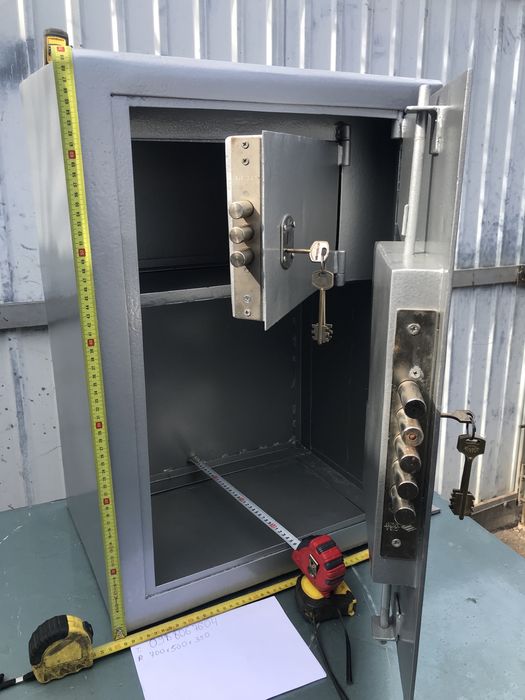 Сейф металевий,новий