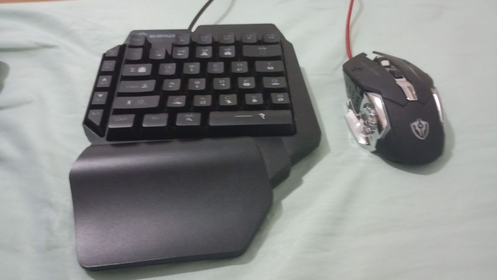 Kit teclado e rato semimecânico com luz RGB não contém nenhum defeito