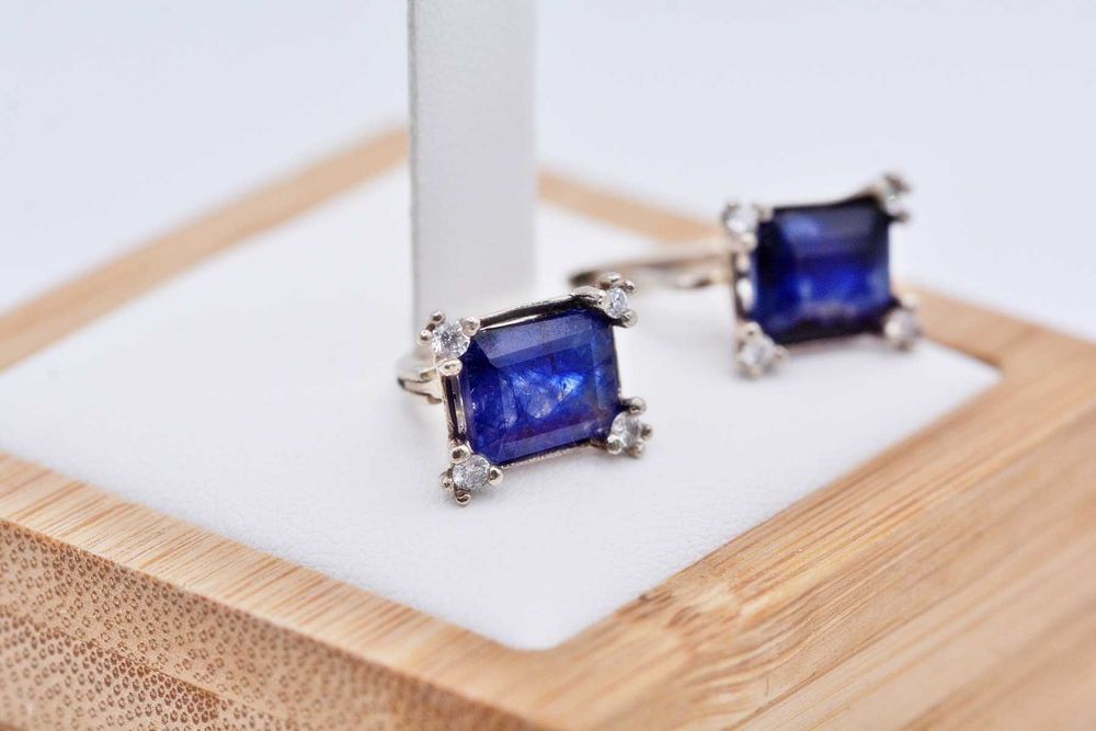 Eleganckie i wytworne kolczyki duże szafiry szlif szmaragdowy brylanty